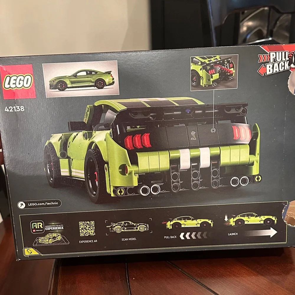 LEGO Technic Ford Mustang Shelby GT500 Set # 42138 - Picture 11 of 14